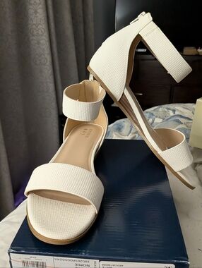 Belk Crown And Ivy Size 11 Nomie White Wedge Textured Sandal. Bundle And Save!